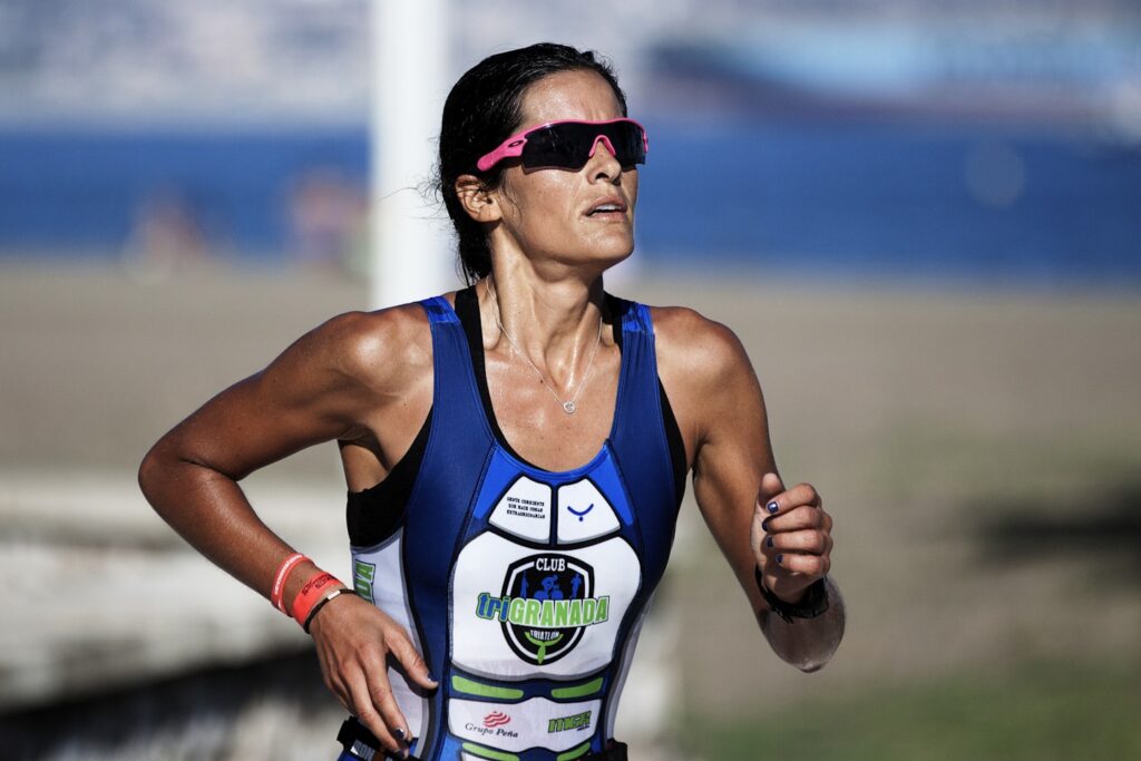 Triatleta durante la carrera a pie por el Paseo Marítimo Antonio Banderas de un triatlón celebrado en Málaga.