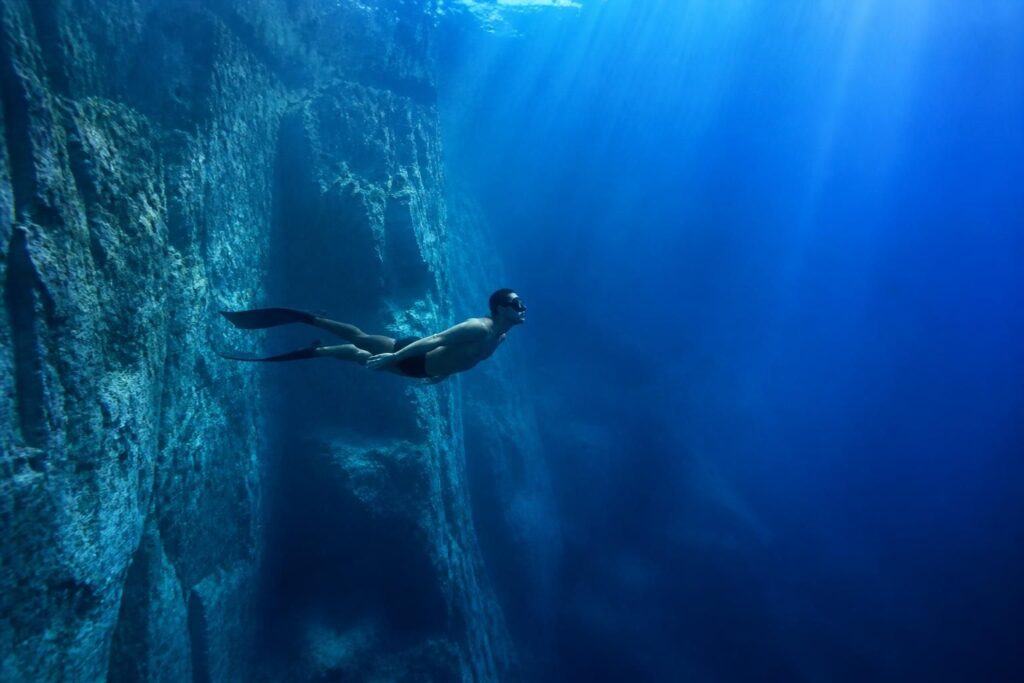 découvrez les incroyables records mondiaux d'apnée en profondeur et en temps statique, explorant les limites humaines sous l'eau.