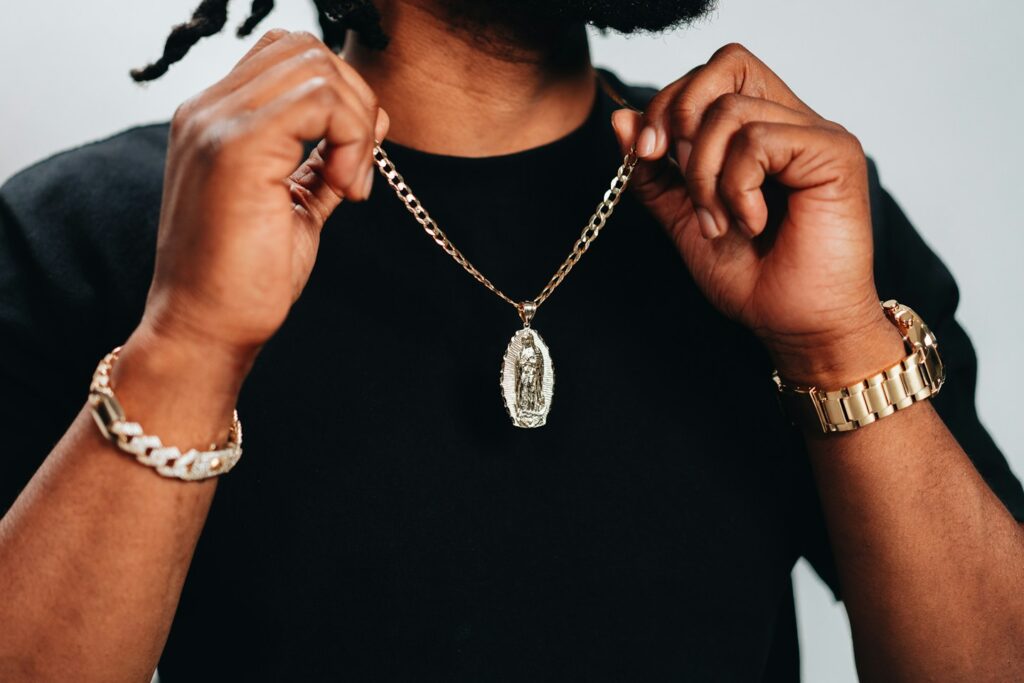 Bijoux pour homme : les règles simples pour ne pas se tromper